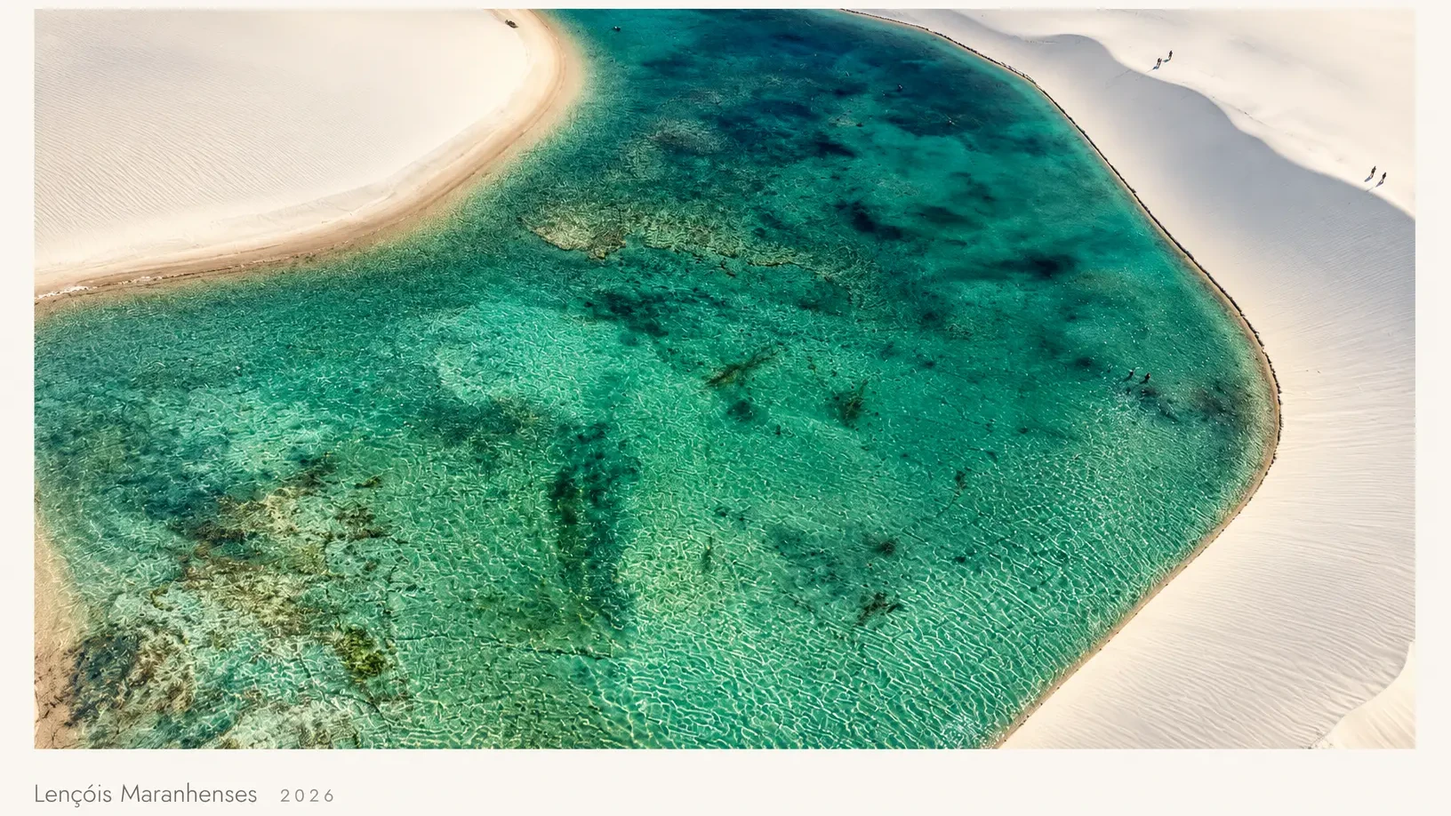 Lençóis Maranhenses vistos do alto, em composição abstrata.
