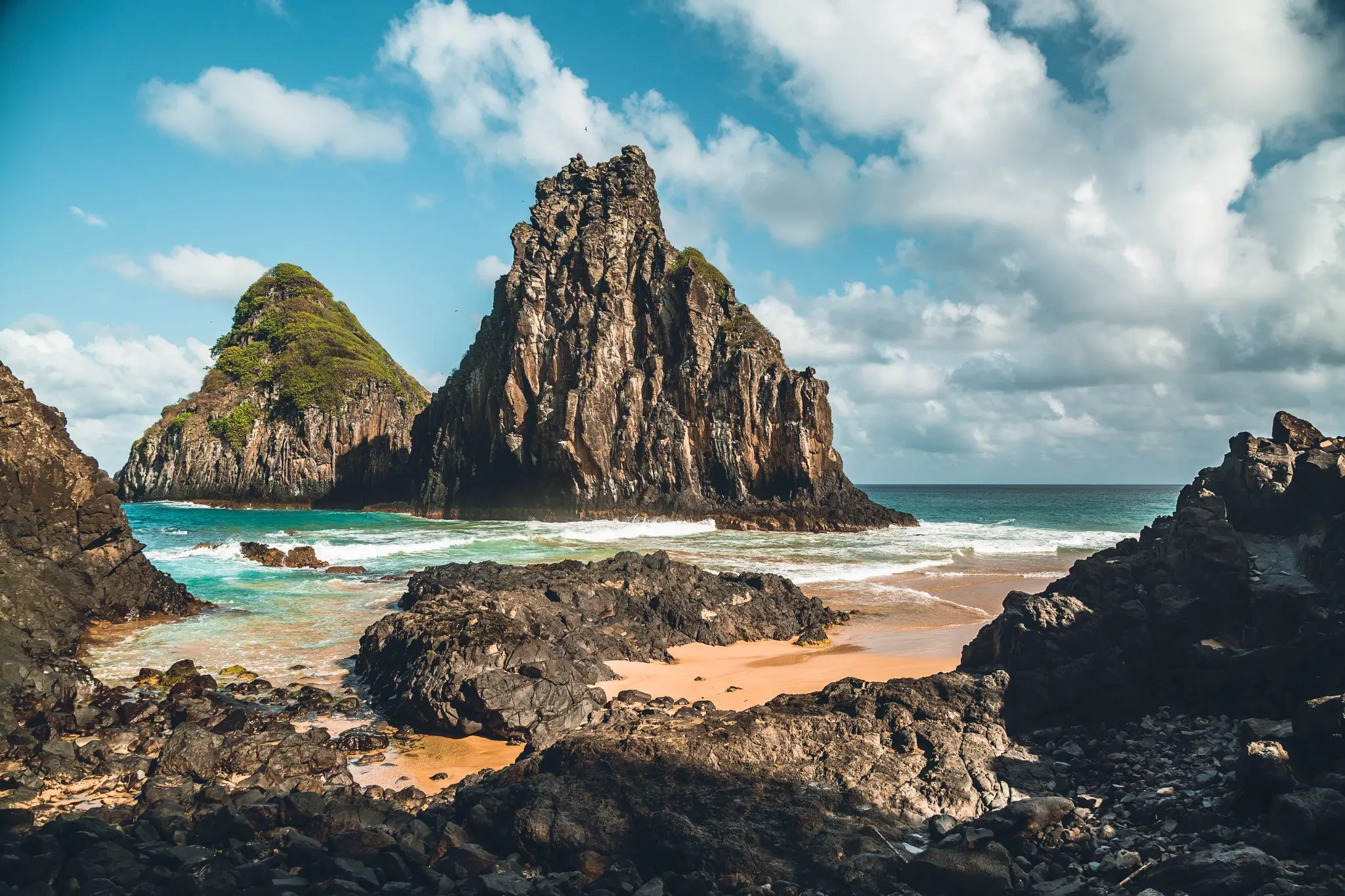 Rochas monumentais em Fernando de Noronha.