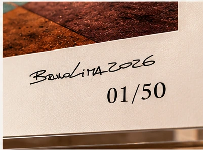 Detalhe da assinatura de Bruno Lima e da numeração 01/50 da peça.